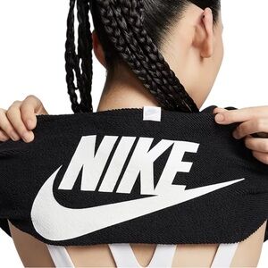 NWT — NIKE OVERSIZED EXTRA CROP TOP 🖤🤍